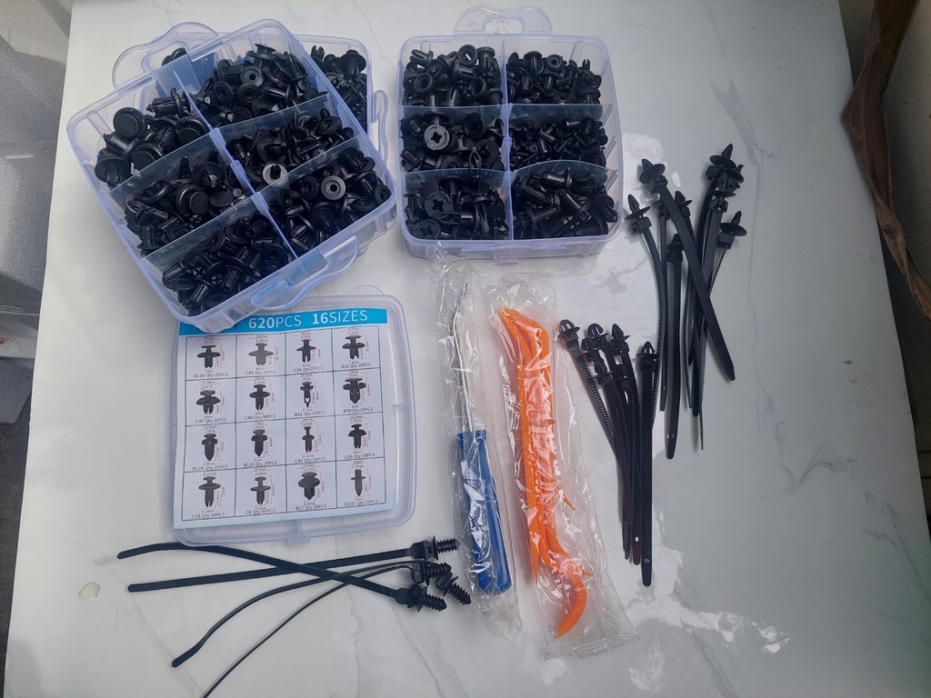 Grapas clips para Reparacion de Vehiculos 620 piezas con llaves